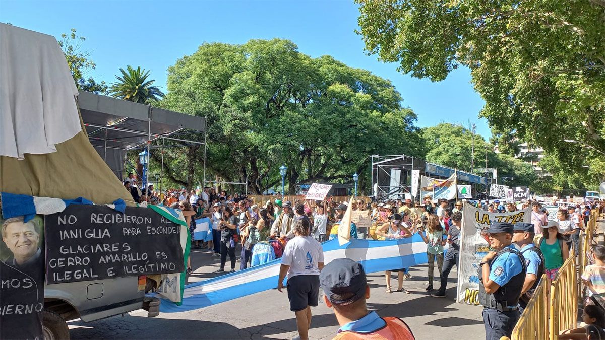 Durante dos cuadras marcharon los diferentes sectores que reclaman mejoras salariales, trabajos dignos, y reapertura de paritarias.