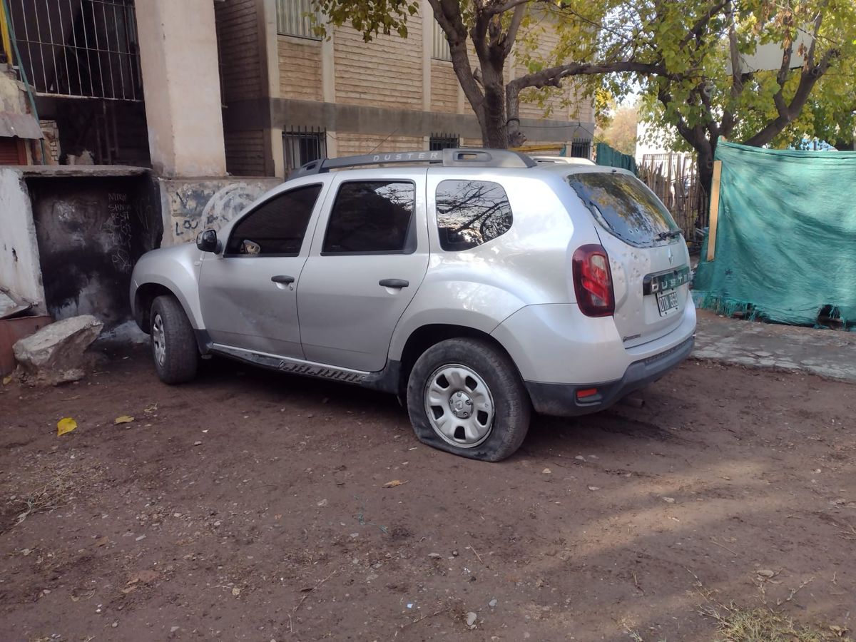 Los efectivos policiales lograron pinchar las ruedas de atrás de la Duster que los delincuentes utilizaron para fugarse.