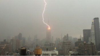Viralizaron video de rayo que impacta el Empire State