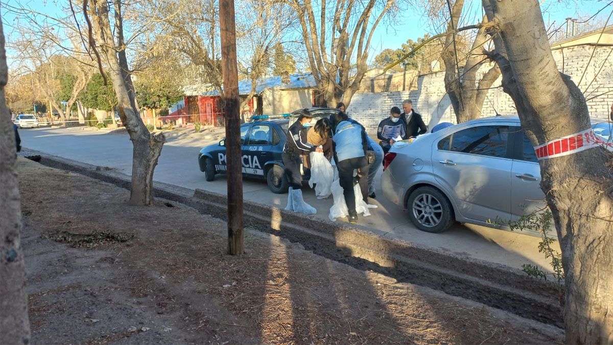 Policías e investigadores trabajaron en el lugar del hecho,en Rivadavia, donde un hombre mató a su ex cuñada e hirió a toda su familia.
