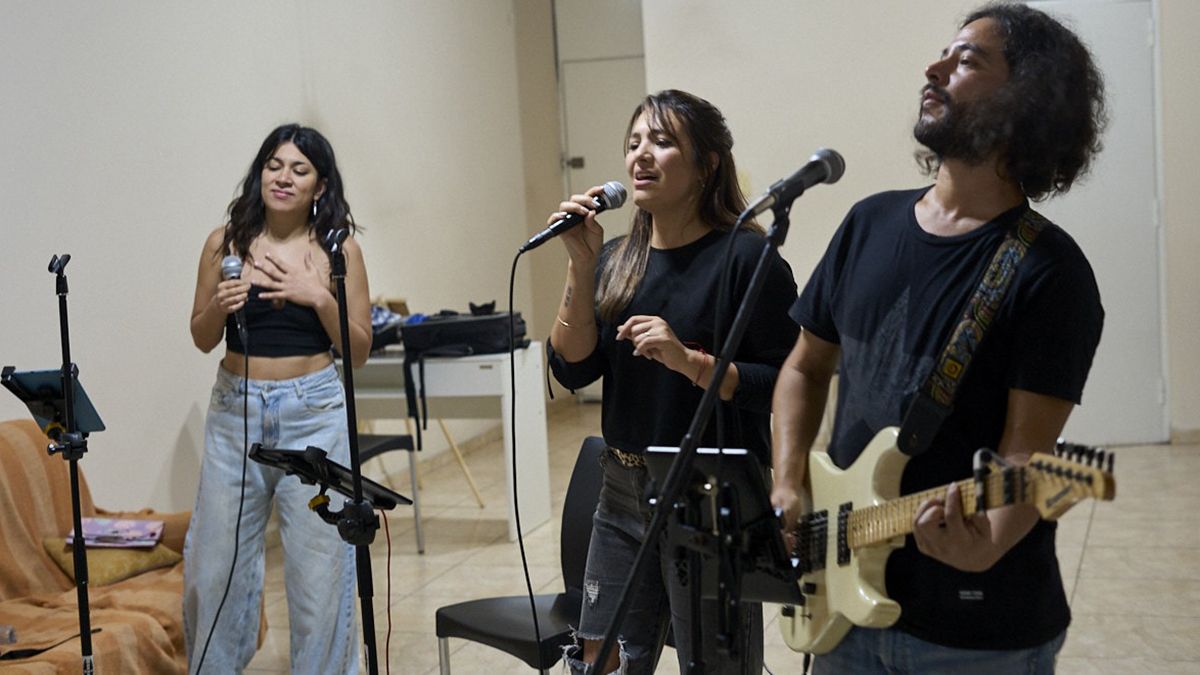 Gabriela Catulo, Soledad Sosa y Maxi Guillén en pleno ensayo.