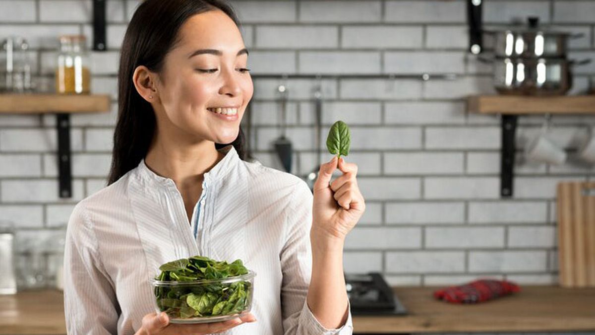 Comer espinaca trae muchos beneficios.