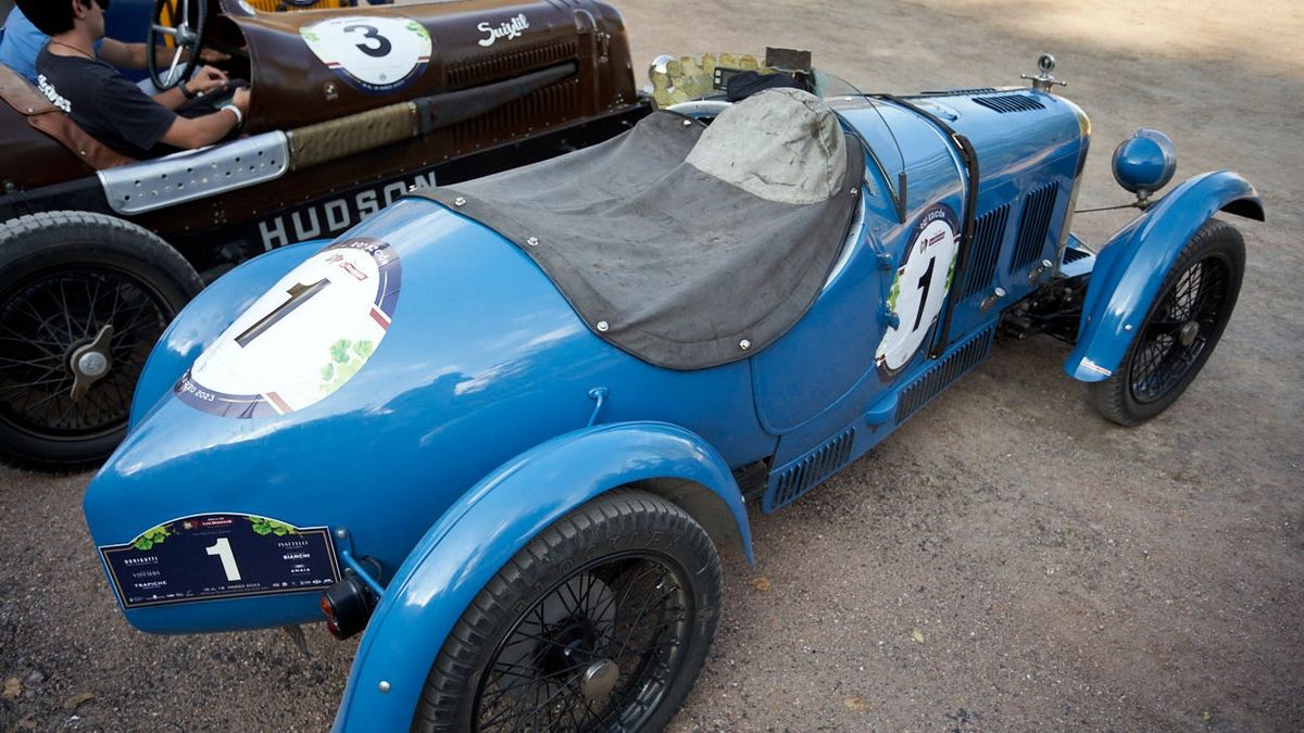 El auto más antiguo de la competición: un Amilcar CGSs de 1927. Casi un siglo andando por las rutas.