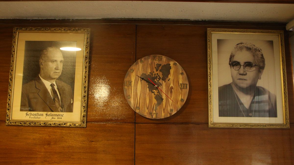 El fundador. Sebastián Salamone comenzó a comerciar en calle Córdoba 87 en 1944, junto a su esposa Concepción Lémoli, cuando abrió un bar. Dos años después cambió de rubro y puso el bazar que llegó hasta nuestros días, donde la cuarta generación ya da sus pasos en el negocio familiar.