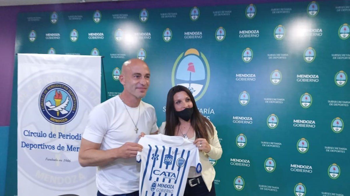 Sebastián Méndez con la camiseta del Tomba.