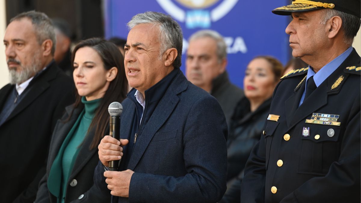 El gobernador Alfredo Cornejo y la ministra de Seguridad, Mercedes Rus, presentaron a los 180 nuevos agentes de la Policía.