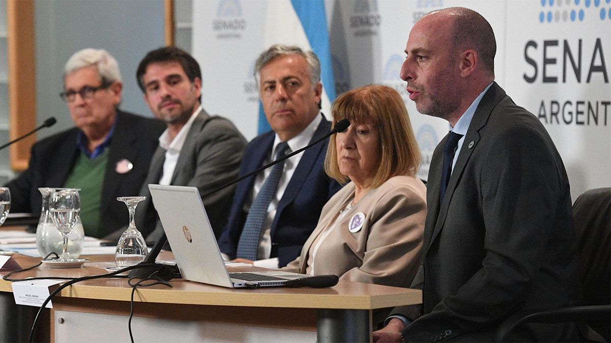 Alfredo Cornejo (en el centro de la imagen) en el Salón Auditorio Emar Costa, del Senado de la Nación. Agradeció a Miguel Marino, director del Registro de Huellas Genéticas de Mendoza (último a la izquierda).