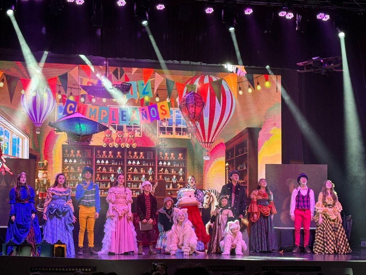 La escenografía digital se destaca en la puesta en escena de esta comedia musical para los chicos en vacaciones. La escenografía digital se destaca en la puesta en escena de esta comedia musical para los chicos en vacaciones.