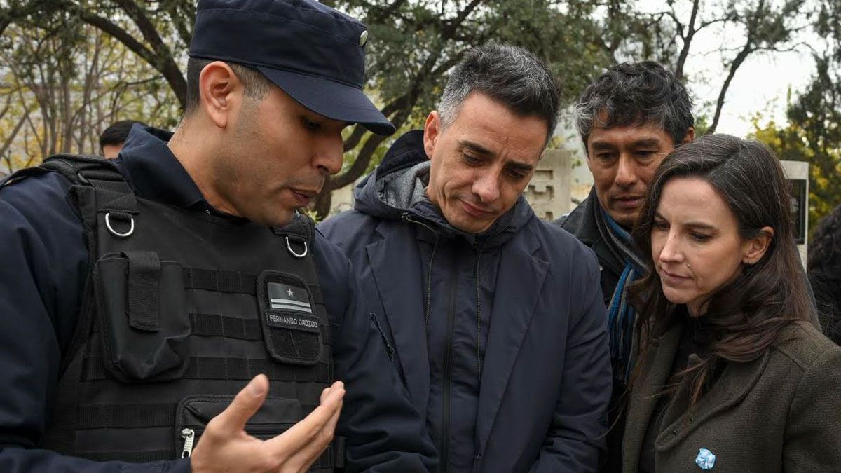 Un policía explica el funcionamiento del detector facial al intendente de Guaymallén, Marcos Calvente y a la ministra de Seguridad y Justicia, Mercedes Rus.