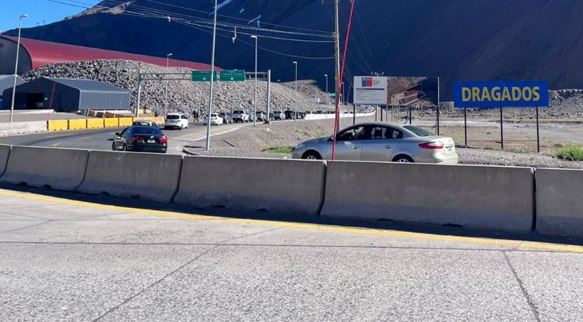 Larga fila de vehículos para pasar a Chile. Foto gentileza Osvaldo Valle.