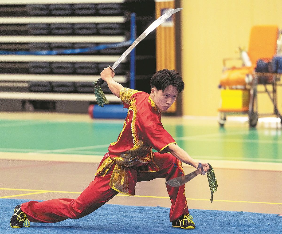 Ong Zi Meng de Singapur practica daoshu (sable ancho) en los juegos de Chengdu. PARA USO DE CHINA DAILY.