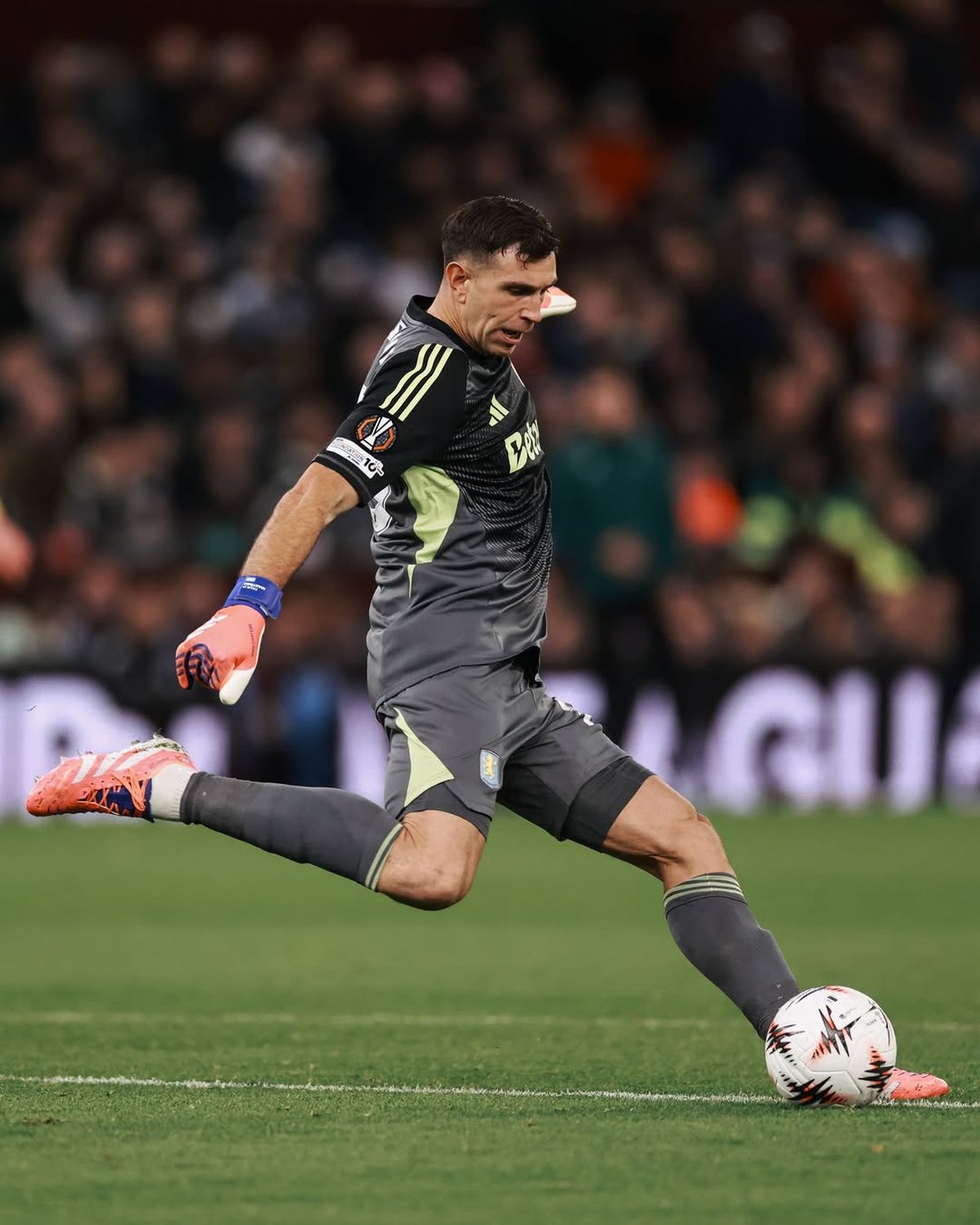 Otro gran triunfo del Aston Villa en la Europa League y con Dibu Mart&iacute;nez como titular.