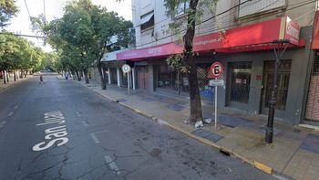 Delincuentes reventaron la puerta de un comercio en pleno centro y robaron dos televisores