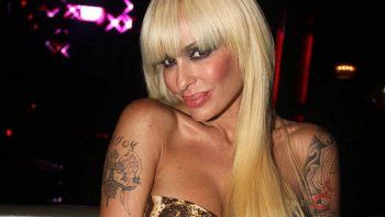 La Cardone lució su cola en primer plano, con un furioso hilo dental