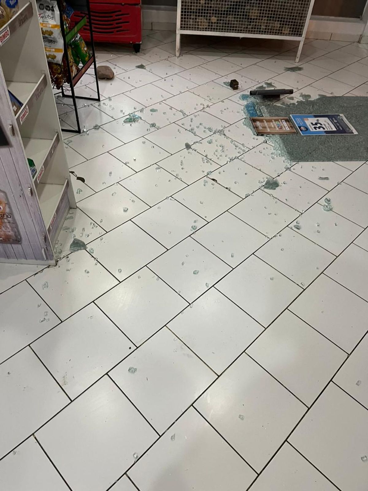 El dueño del autoservicio San Pedro está preocupado por lo desolada que está la calle San Juan por las obras en la calzada. El dueño del autoservicio San Pedro está preocupado por lo desolada que está la calle San Juan por las obras en la calzada.