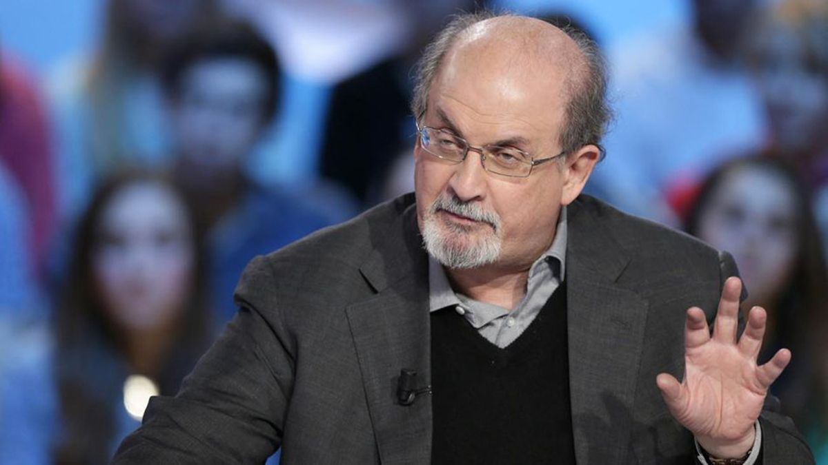 Salman Rushdie estaba amenazado de muerte por el gobierno de Irán. Luego hubo un acuerdo con Gran Bretaña, pero el odio de los fanáticos religiosos continuó.