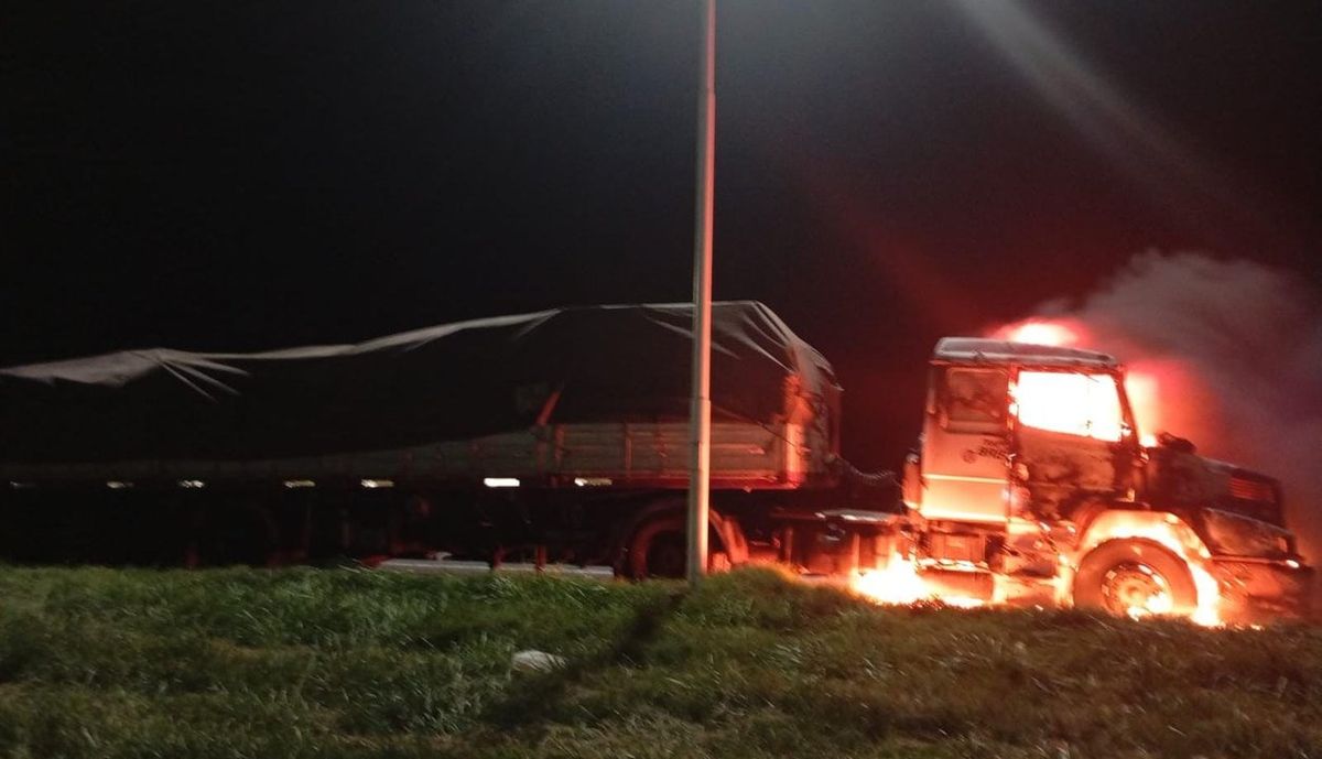 Un niño de 4 años murió al incendiarse un camión - Image 1