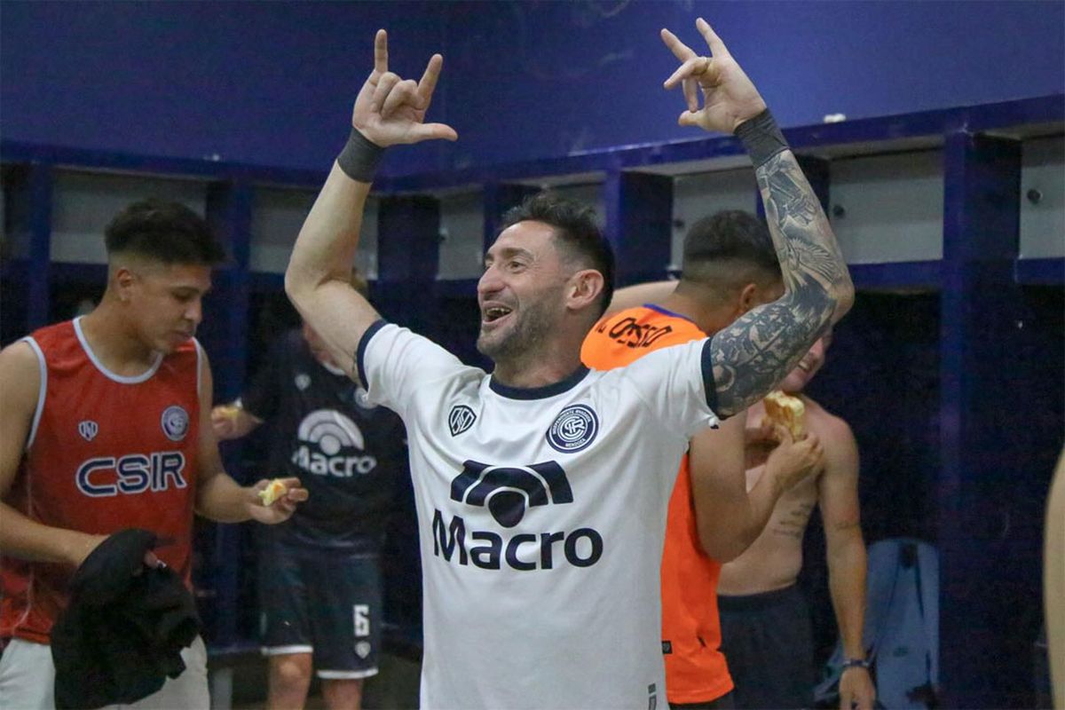 Maximiliano Gagliardo, arquero de Independiente Rivadavia, celebra el pasaporte a la final.
