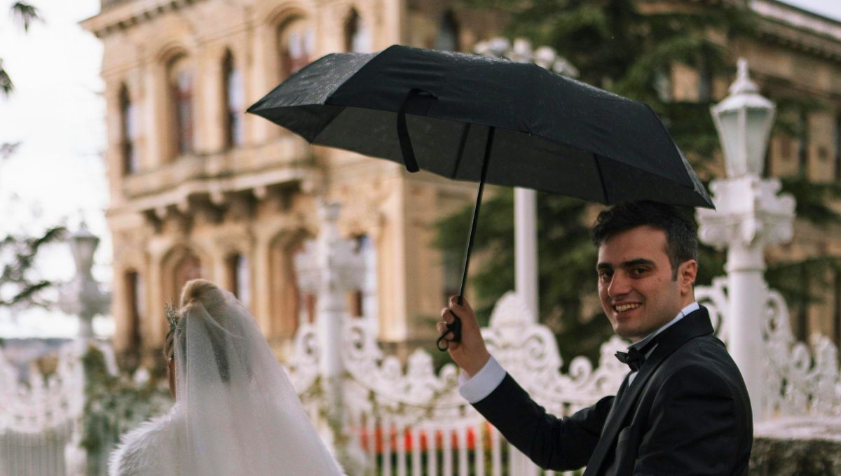 Mas allá de sus usos conocidos, el paraguas es un objeto que vibra bajo supersticiones buenas y sobre todo, malas. Mas allá de sus usos conocidos, el paraguas es un objeto que vibra bajo supersticiones buenas y sobre todo, malas.