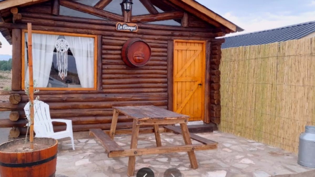 Las cabañas de troncos fueron presa fácil para las llamas desatadas en la madrugada de este domingo. Las cabañas de troncos fueron presa fácil para las llamas desatadas en la madrugada de este domingo.