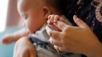 Le cortan la cabeza al bebé durante la cesárea