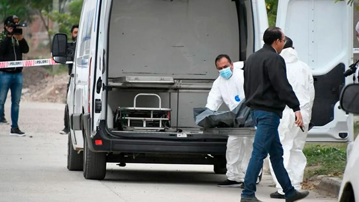 Los efectivos de Policía Científica retiran el cuerpo del bebe estrangulado hallado en un tacho de basura de un hospital de Santiago del Estero