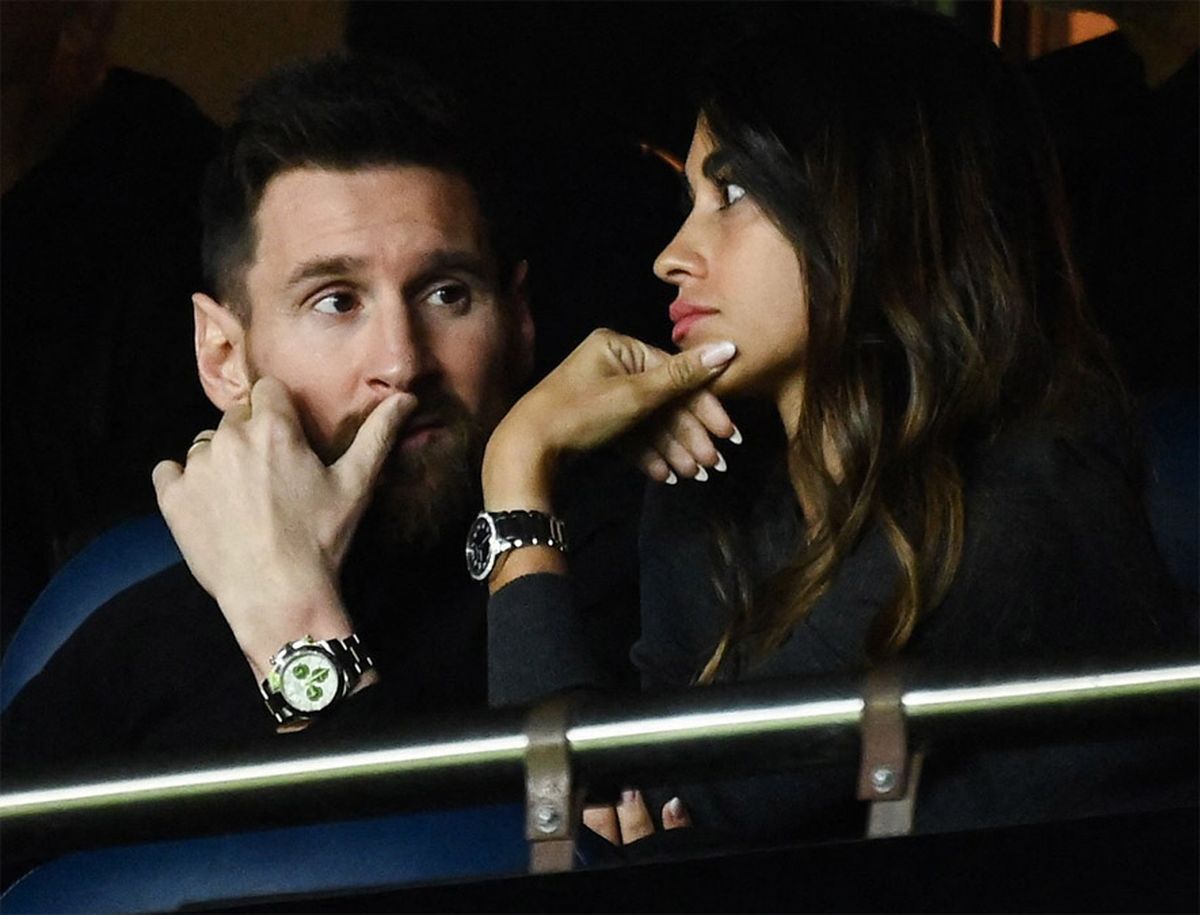 Lionel Messi y Antonela Roccuzzo vieron el partido del PSG y el Benfica desde la tribuna del Parque de Los Príncipes.