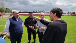 Hernan Sperdutti, presidente del Deportivo Maipú, le da indicaciones a Néstor Majul.