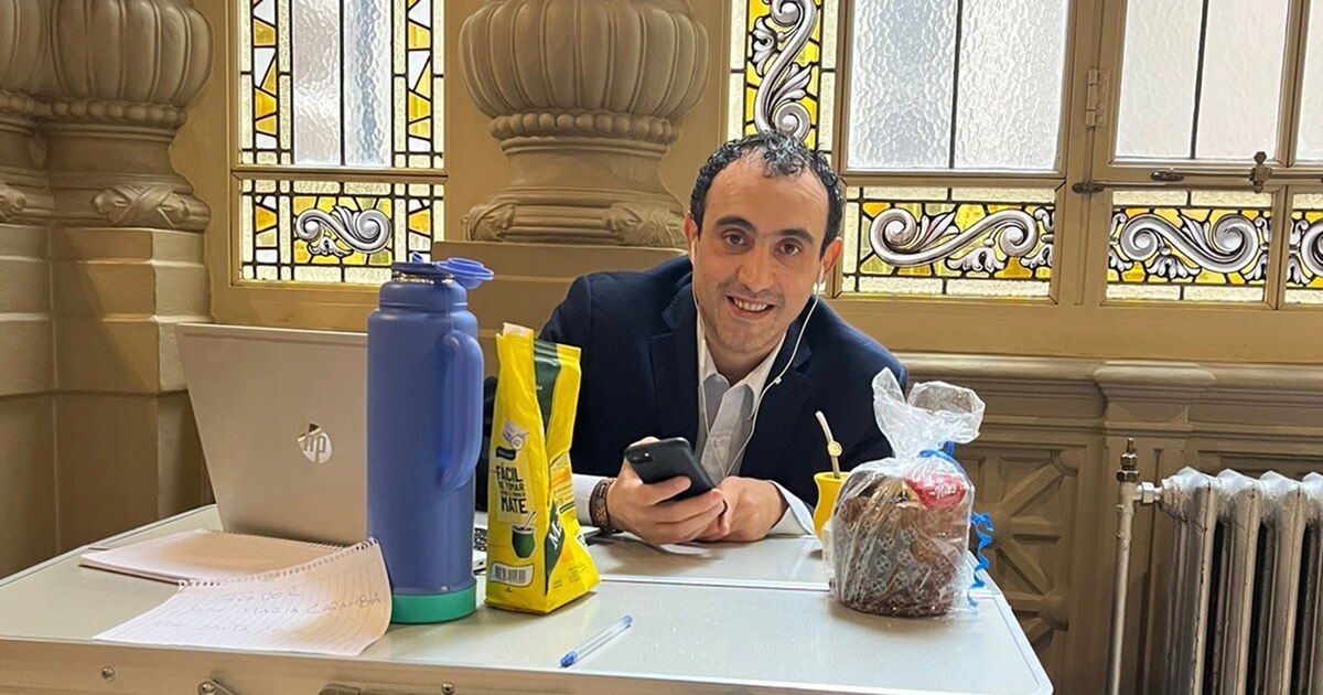 El senador José María Carambia no se olvida de lo artesanal. Su "ofi-pasillo" del Congreso, allá por diciembre. El senador José María Carambia no se olvida de lo artesanal. Su "ofi-pasillo" del Congreso, allá por diciembre.