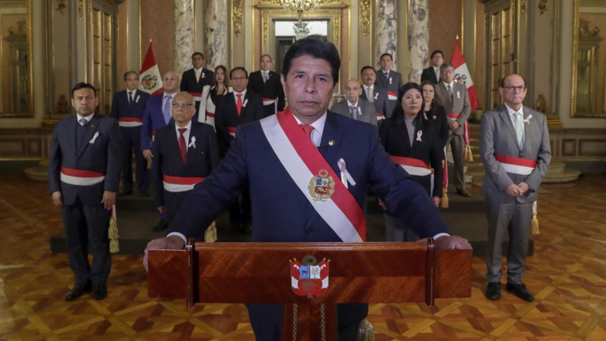 EL presidente peruano Pedro Castillo quiso anticiparse a un intento de destitución por parte del Congreso y decretó estado de sitio. Sin embargo