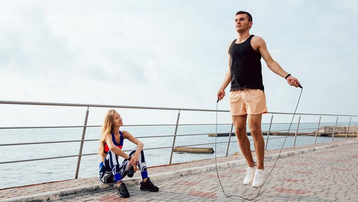 Saltar la soga es un ejercicio más efectivo que el running para perder peso. Saltar la soga es un ejercicio más efectivo que el running para perder peso.