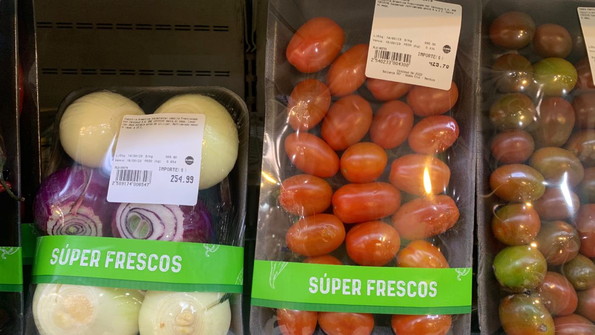 En muchos supermercados de Mendoza se ven tomates cherry envueltos en papel film.