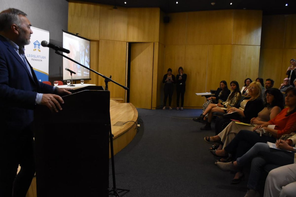 El senador Félix González, del bloque del Partido Justicialista, fue quien dio inicio a este conversatorio que reunió a expertos, representantes institucionales y líderes sociales para debatir sobre los desafíos y derechos que enfrenta la población mayor en la provincia. El senador Félix González, del bloque del Partido Justicialista, fue quien dio inicio a este conversatorio que reunió a expertos, representantes institucionales y líderes sociales para debatir sobre los desafíos y derechos que enfrenta la población mayor en la provincia.