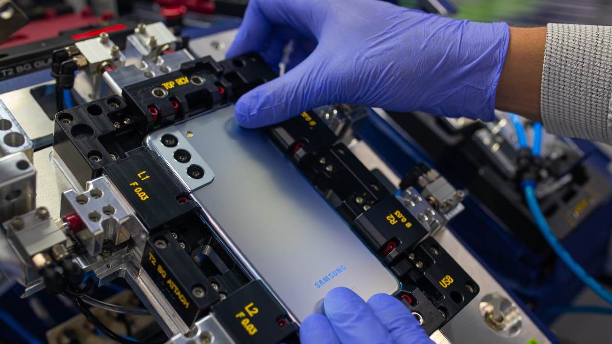 En la planta Malvinas, de Mirgor se producen los Samsung S21, bajo los mismos estándares de calidad que rigen en otras plantas del mundo que tienen acuerdos con la companía surcoreana. En la planta Malvinas, de Mirgor se producen los Samsung S21, bajo los mismos estándares de calidad que rigen en otras plantas del mundo que tienen acuerdos con la companía surcoreana.