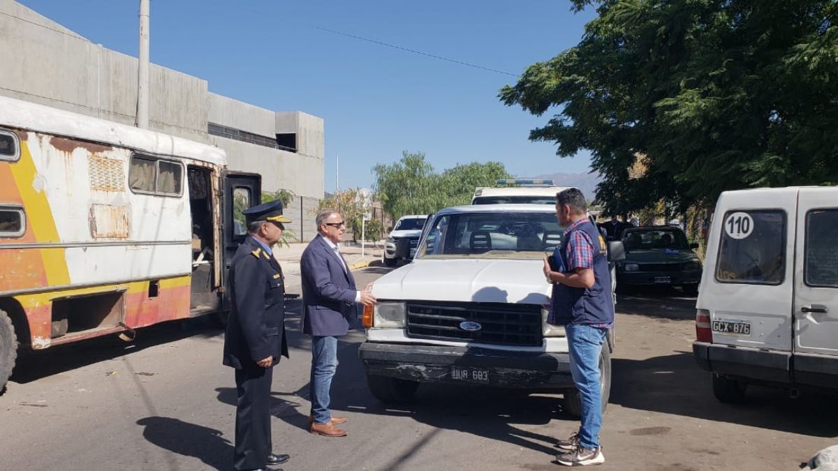 Muchos vehículos con pedido de secuestro fueron encontrados en la decena de operativos del que participó el propio ministro Raúl Levrino (izq.) y autoridades policiales.