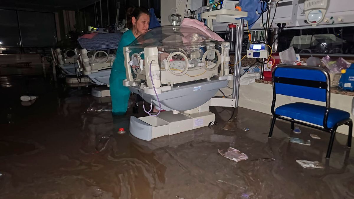 El Hospital Provincial Penna, de Bahía Blanca, tuvo que ser evacuado por las inundaciones tras la tormenta. El Hospital Provincial Penna, de Bahía Blanca, tuvo que ser evacuado por las inundaciones tras la tormenta.