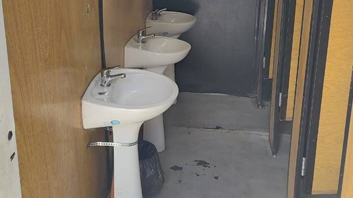 Durante cinco días los baños estuvieron clausurados. Durante cinco días los baños estuvieron clausurados.