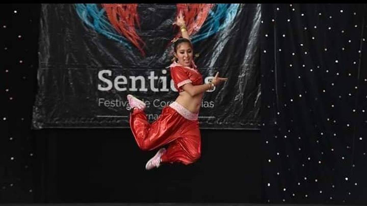 Claribel es profesora de danzas, baila como los dioses y es soldadora. Una mujer completa. Claribel es profesora de danzas, baila como los dioses y es soldadora. Una mujer completa.