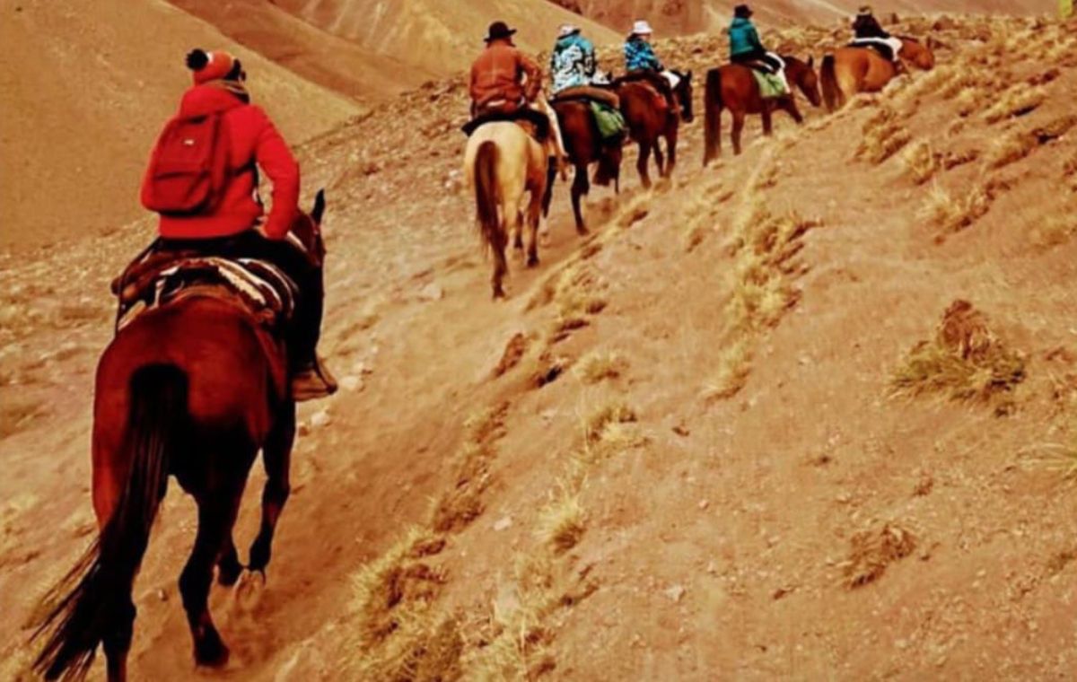 La travesía a El Valle de Las Lágrimas en Malargüe requiere entre tres y cuatro días de viaje. En el corazón de la Cordillera de los Andes se produjo el accidente del avión uruguayo que dio lugar a la película Viven. La travesía a El Valle de Las Lágrimas en Malargüe requiere entre tres y cuatro días de viaje. En el corazón de la Cordillera de los Andes se produjo el accidente del avión uruguayo que dio lugar a la película Viven.