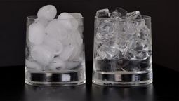 No todos conocen las diferencias que hay entre el hielo blanco y transparente.