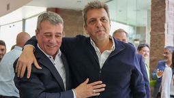 Massa junto a Adolfo Bermejo, uno de los dirigentes que lo recibieron este viernes.