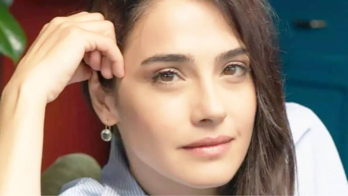 Funda Eryigit. Es la actriz principal de la película turca Ceniza.  Funda Eryigit. Es la actriz principal de la película turca Ceniza.