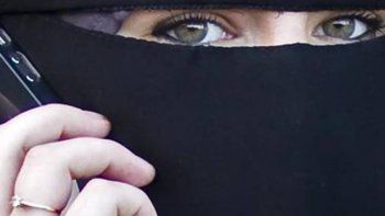 Condenan a tres jóvenes a la pena de 750 latigazos por acosar a dos mujeres