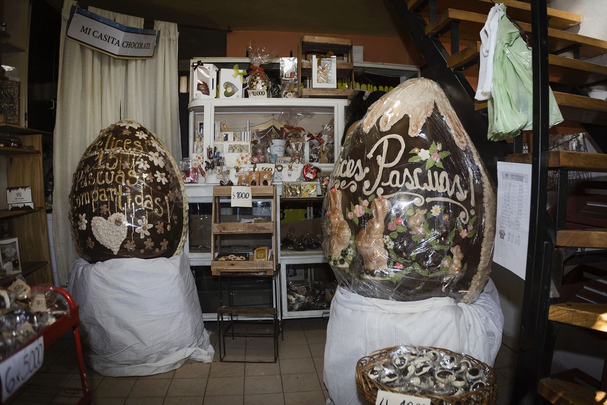 En Las Heras repartieron un huevo de Pascua gigante de 100 kilos. Fotos: Cristian Lozano. En Las Heras repartieron un huevo de Pascua gigante de 100 kilos. Fotos: Cristian Lozano.