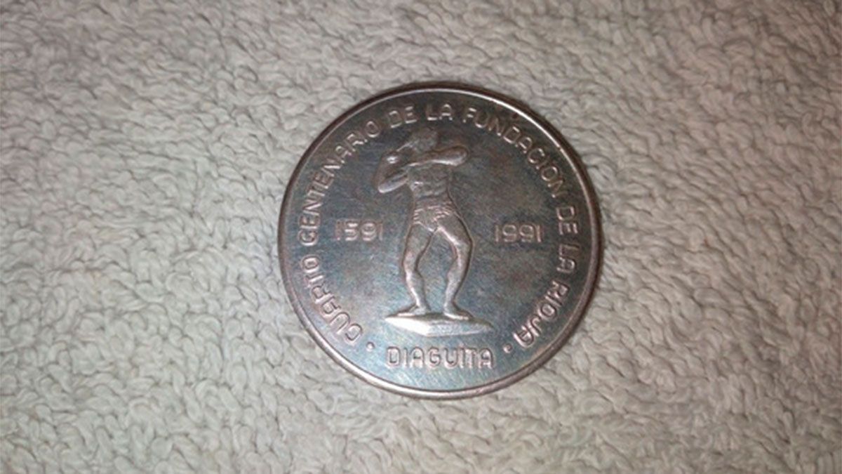 Pagan un buen dinero por una moneda de 100 mil australes.