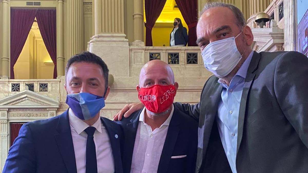 Combativos. Waldo Wolff y Fernando Iglesias estuvieron picantes en la Asamblea. Aquí, junto al mendocino Luis Petri.