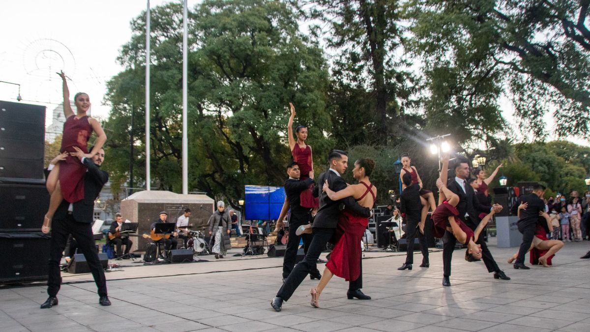 La voz de Patricia Cangemi le dio color a la actuación de la orquesta y ballet municipal anfitrión.