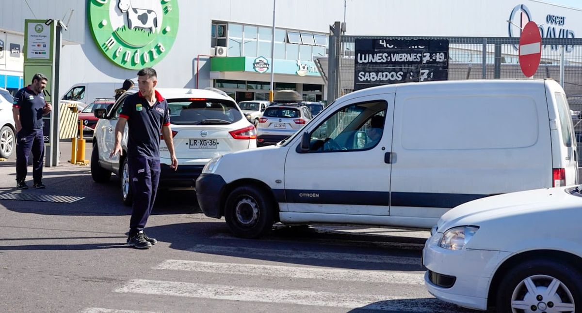 Fue una odisea encontrar un lugar para estacionar este sábado tanto adentro como en los alrededores de Oscar David.