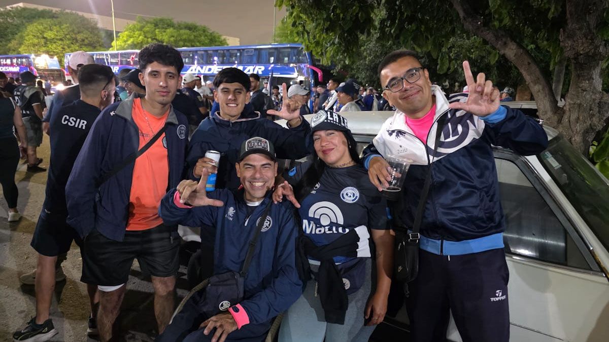 Los hinchas de Independiente Rivadavia apoyan al Azul en Córdoba.