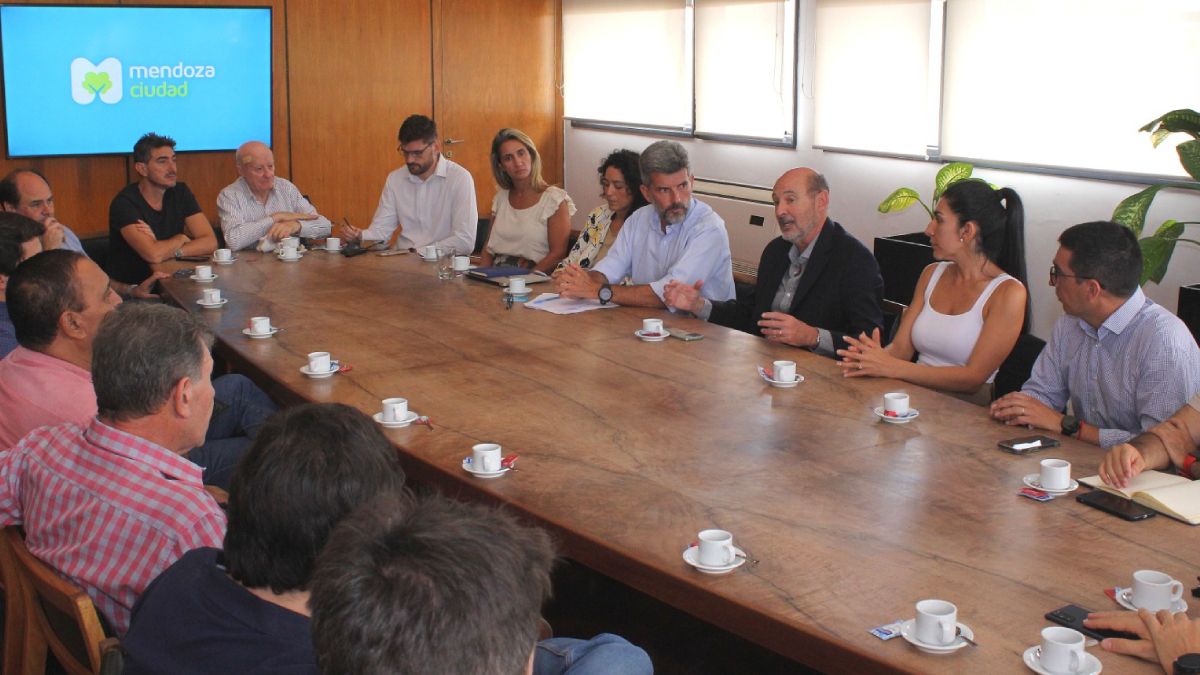La nutrida reunión que encabezó el intendente de Ciudad, Ulpiano Suarez. La nutrida reunión que encabezó el intendente de Ciudad, Ulpiano Suarez.